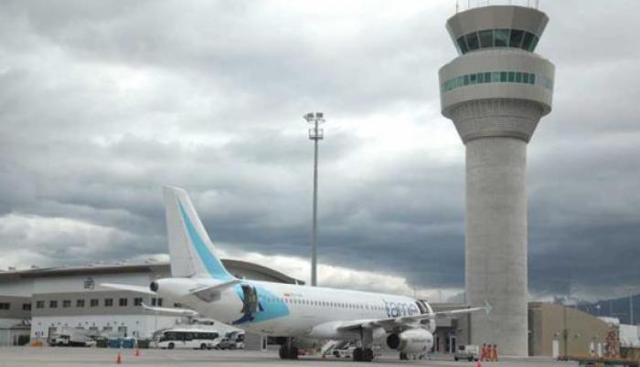 Las operaciones de la terminal aérea continúan, algunos pasajeros tuvieron que quedarse en las instalaciones por el toque de queda en la capital.