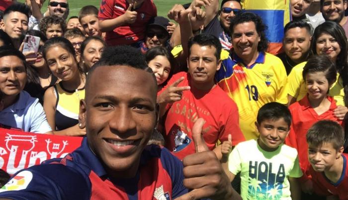 En julio pasado, Pervis Estupiñán fue oficializado en el Osasuna. Hinchas ecuatorianos, residentes en Pamplona, España, asistieron a su presentación.