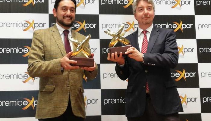 Daniel Legarda, presidente ejecutivo y Felipe Rivadeneira, presidente del directorio de Fedexpor, muestran el PremioeXpor.