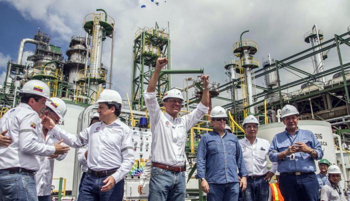 El exvicepresidente Jorge Glas, junto al exministro de Sectores Estratégicos Rafael Poveda (i), el exgerente de Petroecuador Carlos Pareja Yannuzzelli y otras exautoridades durante la reinauguración de la Refinería de Esmeraldas.