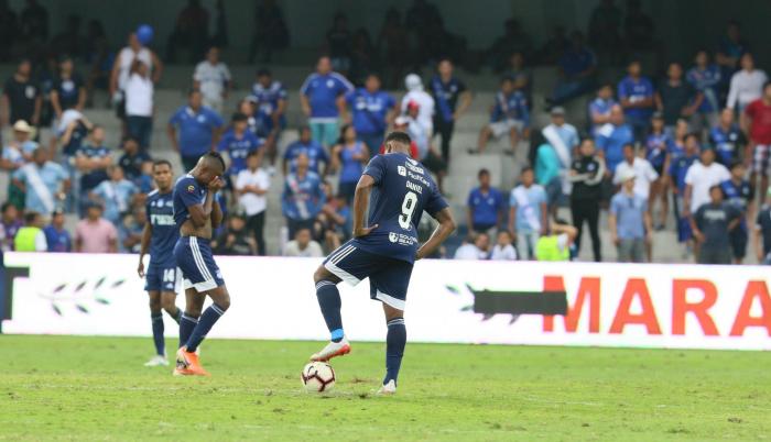 Emelec se enfrentó a Macará en el estadio Capwell, aunque el equipo eléctrico le ganó a los ambateños, no pudo pasar a la semifinal.