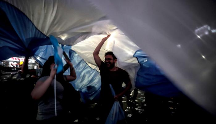 Algarabía. La noche del domingo, ciudadanos argentinos salieron a las calles de Buenos Aires, la capital, para celebrar el triunfo de los Fernández.