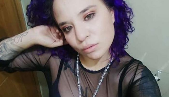 Siempre irreverente, Débora Cárdenas mostró su cuerpo y sus tatuajes.