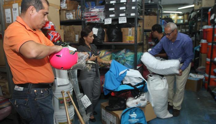 César Tapia, Yodir Barreiro (d) y Corina González lograron rescatar y entregar a los deportistas una serie de implementos que la anterior administración de Fedeguayas tenía embodegados.