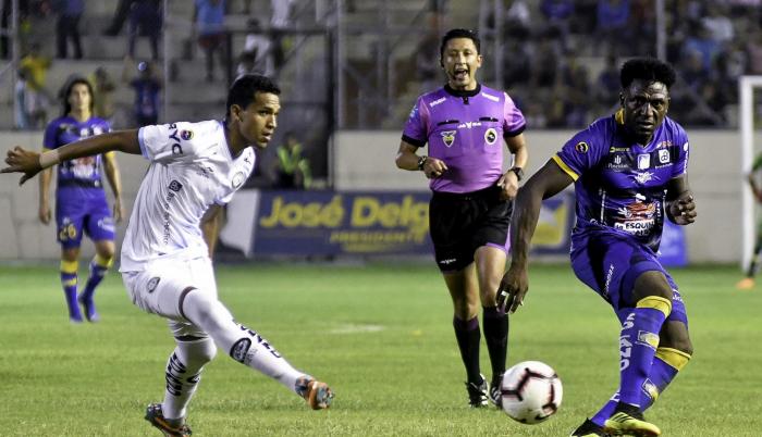 Imagen referencial. Roberto Ordóñez (d) marcó el 3-1 definitivo.