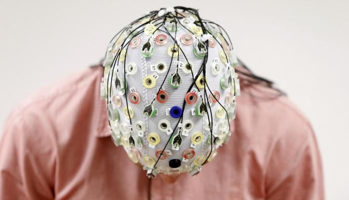 El dispositivo sería un gorro al que se le pueden conectar electrodos y aplica luz infrarroja sobre la cabeza.