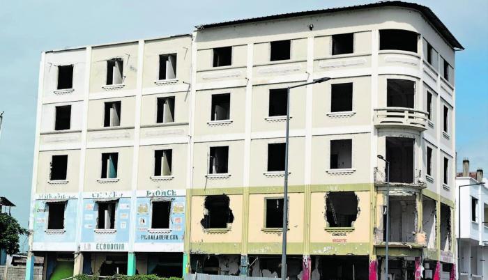 El edificio Bartolo, hoy desvencijado y abandonado, es un fantasma en el centro de Manta, en Tarqui, que solo sirve de recuerdo del frenesí comercial que tuvo la zona antes del terremoto de hace tres años.