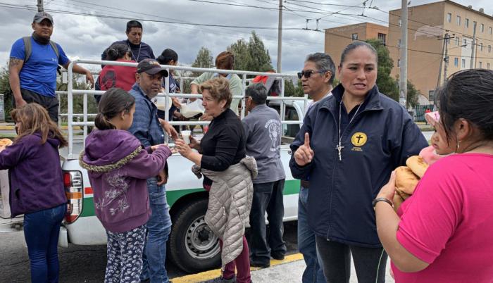 El barrio organizado Nueva Aurora repartió avena caliente y pan con queso. La gente se acercaba y hacía filas para recibir la ayuda.
