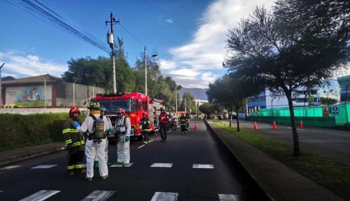 Los Bomberos trabajan en la recuperación del densímetro nuclear. Fue necesario acordonar y aislar el área debido a su alta radioactividad.