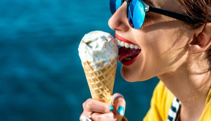 El helado posee un aminoácido denominado triptófano que incrementa los niveles de serotonina.