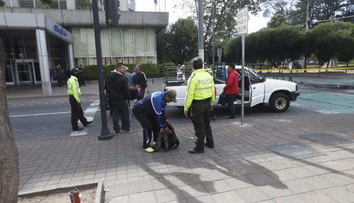 Agentes policiales realizan requisas a personas que se encuentran cerca de la Casa de la Cultura, en Quito.