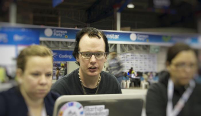 Ola Bini, en 2014, cuando participó en el Campus Party de Quito, donde organizó una charla por videoconferencia con Assange (y antes de compartir look con él).