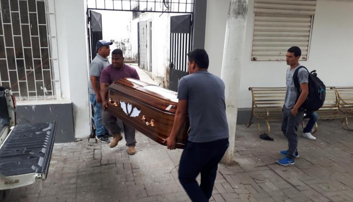 Los restos del joven fueron llevados a su natal Caluma para el velatorio.