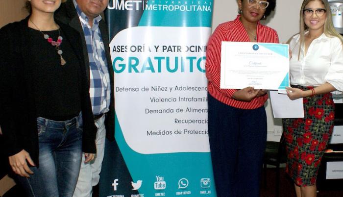Cindy Cedeño (d) entrega el certificado a funcionarios de la Metropolitana.