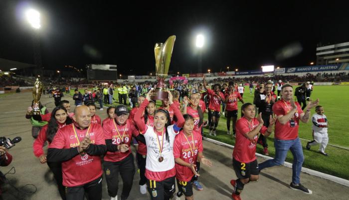 Jugadores del Deportivo Cuenca, ganadores de la superliga femenina, el pasado 28 de septiembre de 2019.