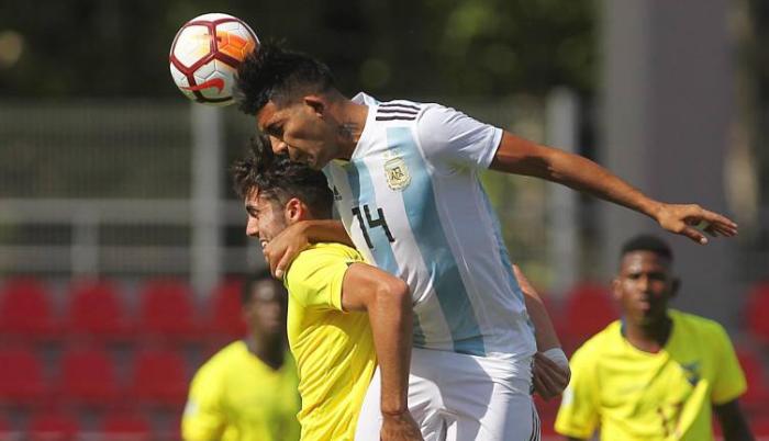 El jugador de la selección argentina Facundo Medina (d) disputa el balón con el ecuatoriano Leonardo Campana.