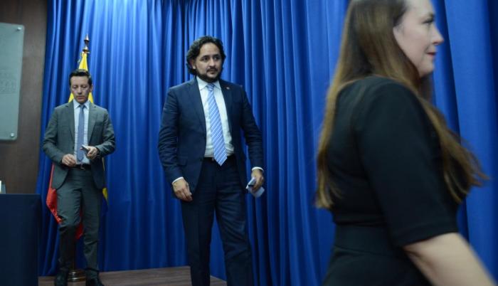 Según Andrés Michelena (c), ya se inició una acción penal y están involucrados dos funcionarios del gobierno del expresidente Rafael Correa.
