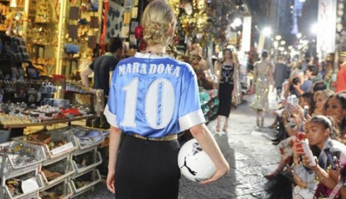 Una modelo de Dolce & Gabanna que vistió la camiseta del Napoli de Maradona durante un desfile en 2016.