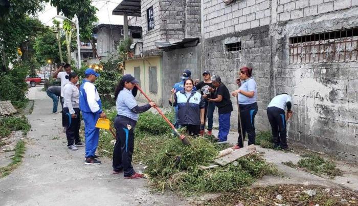Los moradores realizaron una minga para limpiar sus espacios de recreación.