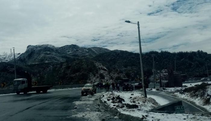 La nevada ocasionó que varios tramos de la ruta quedaran congelados.