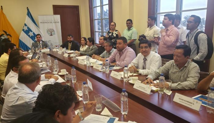 Los ediles se reunieron con el gobernador del Guayas, Raúl Ledesma, la mañana de este lunes 15 de abril.