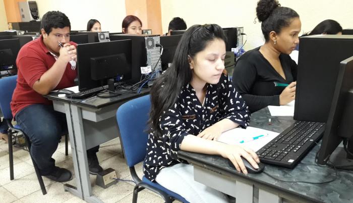 Dos veces al año, más de 200.000 personas rinden la prueba Ser Bachiller, con miras a ingresar a la universidad (Martha Torres)