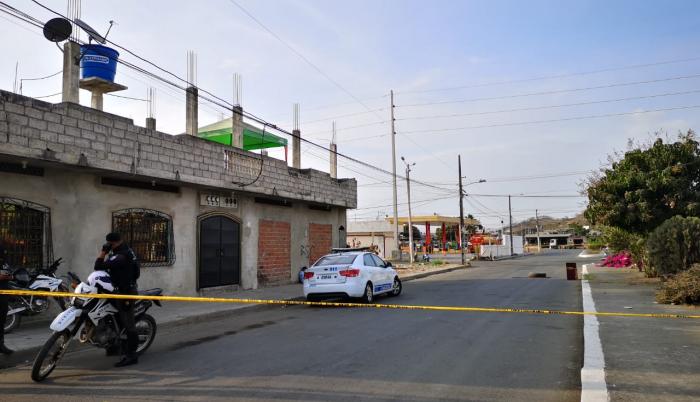 La intervención obligó el cierre de cuatro cuadras de Los Helechos.
