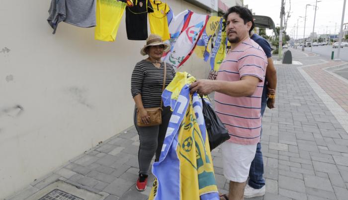 Desde temprano, en las inmediaciones del estadio, el comercio se activó.