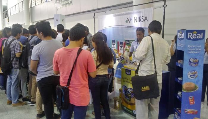 Un grupo de personas deja su hoja de vida en la empresa Nirsa, en la ExpoTrabajo 2019, que termina hoy a las 19:00.