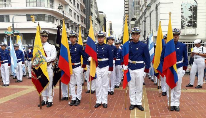 Durante el pregón, los estudiantes portaron las banderas del Ecuador y de Guayaquil.