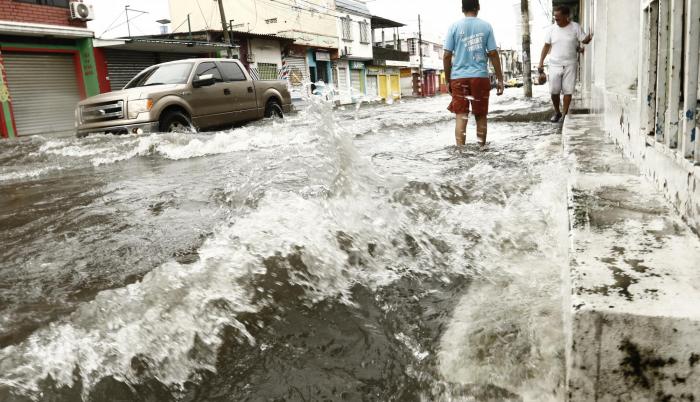 Lluvias causan inundaciones en las calles de Guayaquil. 20 de febrero de 2018.