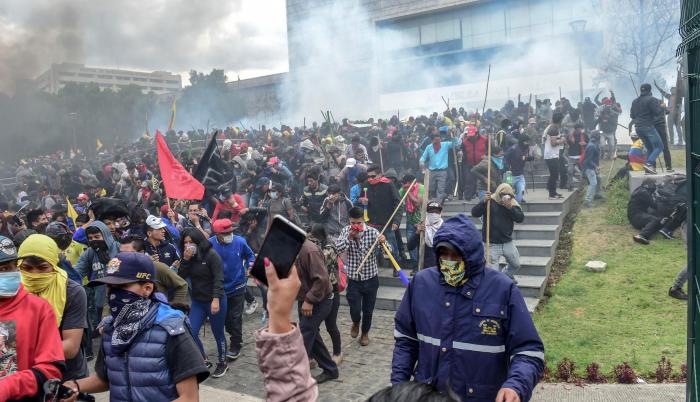 Manifestantes se tomaron el martes la Asamblea Nacional, en Quito, en medio de la ola de protestas en rechazo a las medidas económicas anunciadas la semana pasada por el Gobierno Nacional.