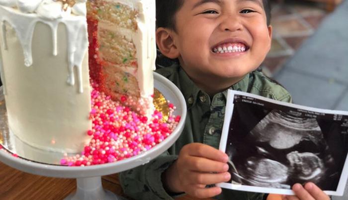 Referencial. Niño muestra un eco junto a la torta.