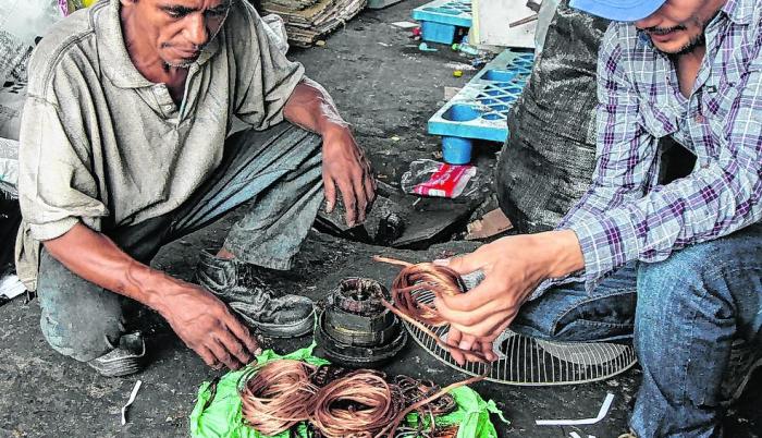 La recicladora Eléctrica compra cobre pero el sacado de artefactos deteriorados como ventiladores y computadoras.