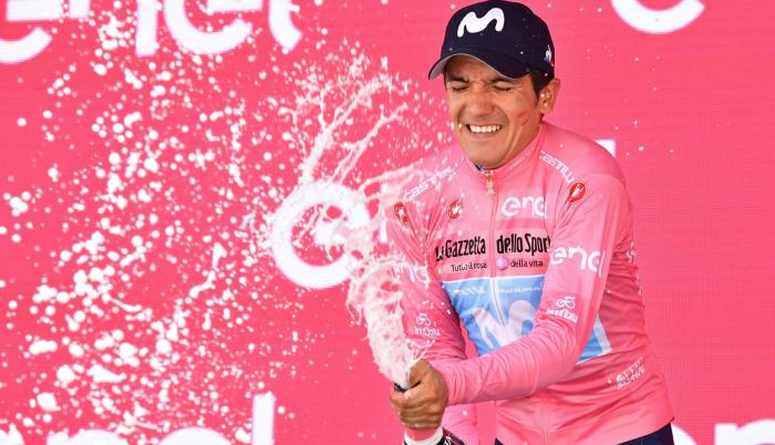 Celebración. Carapaz retuvo el maillot rosa tras contener sin dificultades a sus principales rivales en la parte final de la etapa 19.