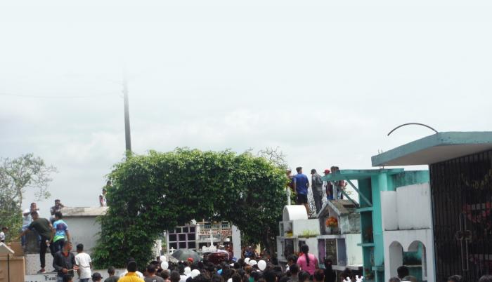 Familiares, vecinos y compañeros de la escuela acudieron ayer al sepelio de la pequeña.