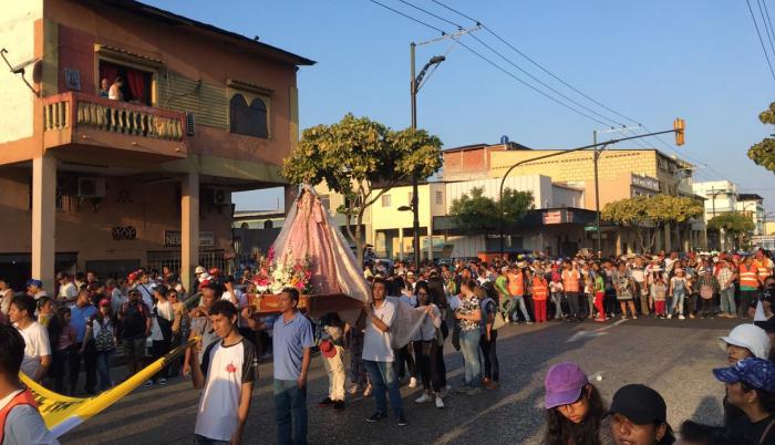 Familias enteras salieron al caminar, con sus altares en manos o en improvisados cochecitos.