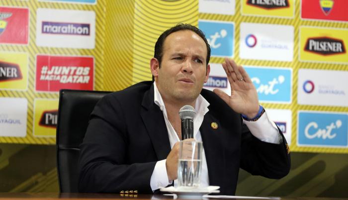 Francisco Egas, presidente de la Federación ecuatoriana de fútbol, vive días duros al no llegar a un acuerdo con un entrenador.