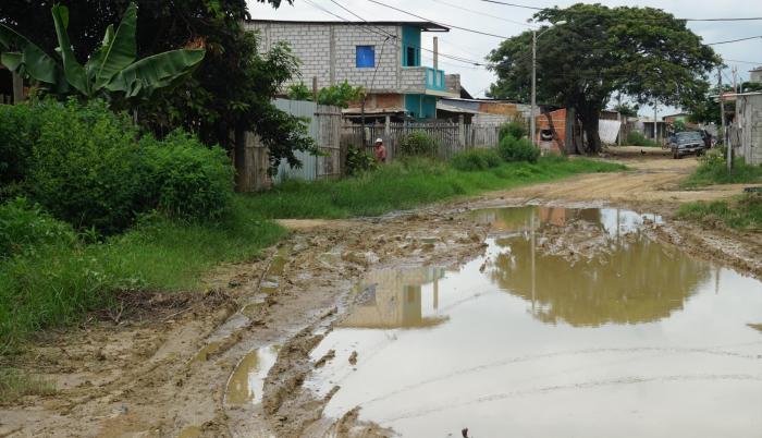 Todo es barro. Esta imagen del barrio de Tiwintza fue captada, aunque no lo parezca, antes de la lluvia.