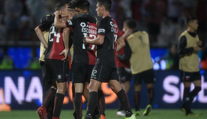 Pinos le atajó un penal al equipo Argentino.