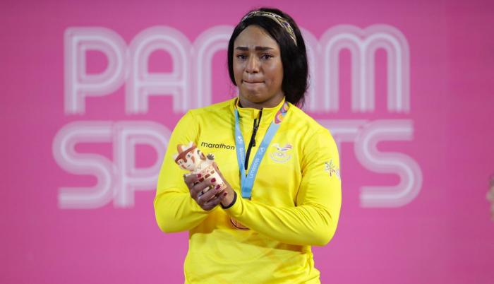 Tamara Salazar recibe la medalla de bronce en la modalidad de los 87 kilogramos.