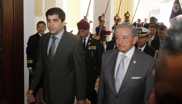 Defensa. El libro blanco tiene 154 páginas y fue entregado ayer al vicepresidente Otto Sonnenholzner.