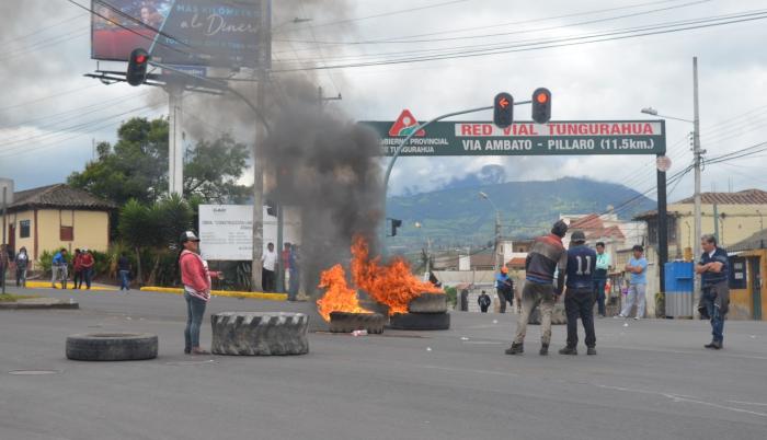 El bloqueo en la vía principal de Ambato sigue.