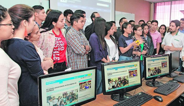 Asesoría. Un grupo de estudiantes de la ULVR que participa en el concurso de Periodismo dialoga con Nicolás Gómez (d), sobre manejo de portales.