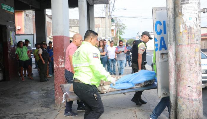 El cuerpo fue retirado del portal de la vivienda por agentes de la Policía Nacional. En el sitio solo encontraron un papel con un nombre.