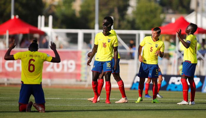 Alegría. Gustavo Vallecilla (6) y Jhon Espinoza (derecha) rezaron después del partido, en agradecimiento por la clasificación a la parte final del Campeonato Sudamericano. Los demás compañeros también festejaron a su manera.