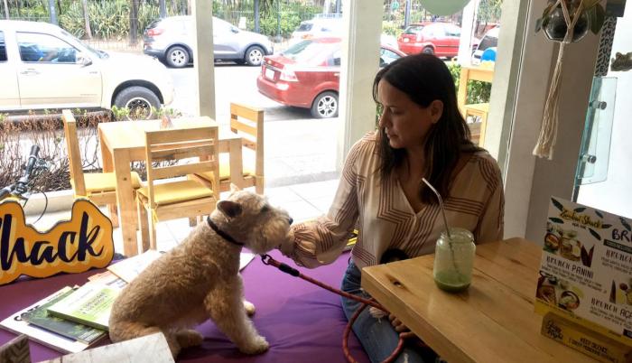 Hilda Blum acude a diario a un local de comida saludable, en Urdesa.