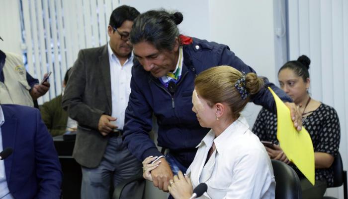 Comparecencia. El prefecto Yaku Pérez saluda con Jhajaira Urresta, afectada por el paro, en la mesa legislativa.