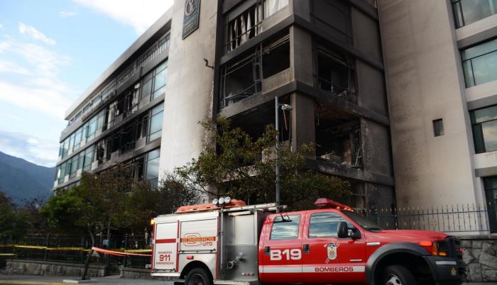 Daños. El edificio de la Contraloría fue objeto de una incursión de manifestantes que lo incendiaron.