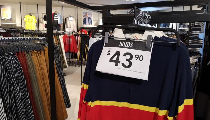 Todo varía, 3 prendas por dos, ternos a 200 dólares el par, cero intereses a 18 meses con dos de gracia, 10 y hasta 50 % de descuento.